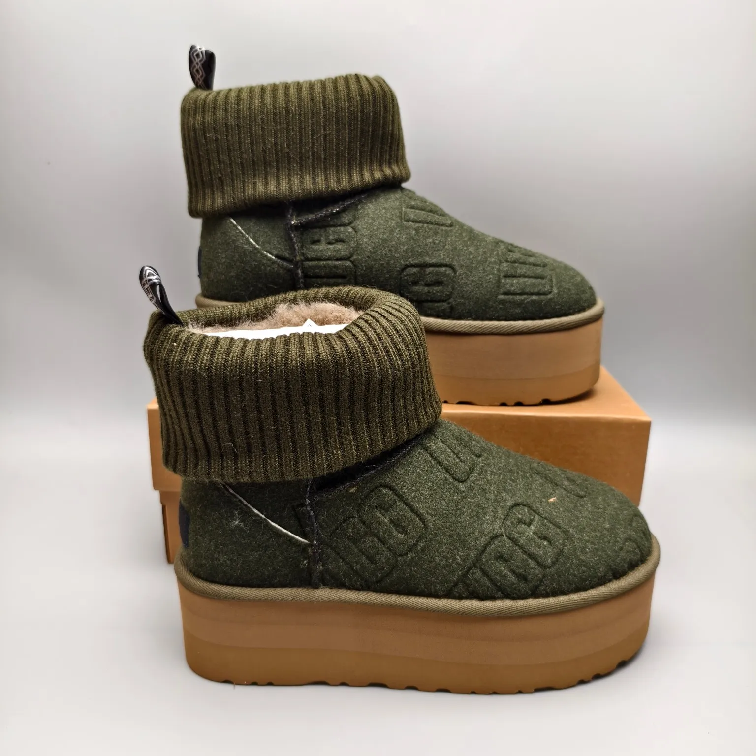 💰600 UGG sheepskin all-in-one snow boots 4047 suede LOGO wool top thick-soled boots Color: Gray Black Green Matching Size: 35-40